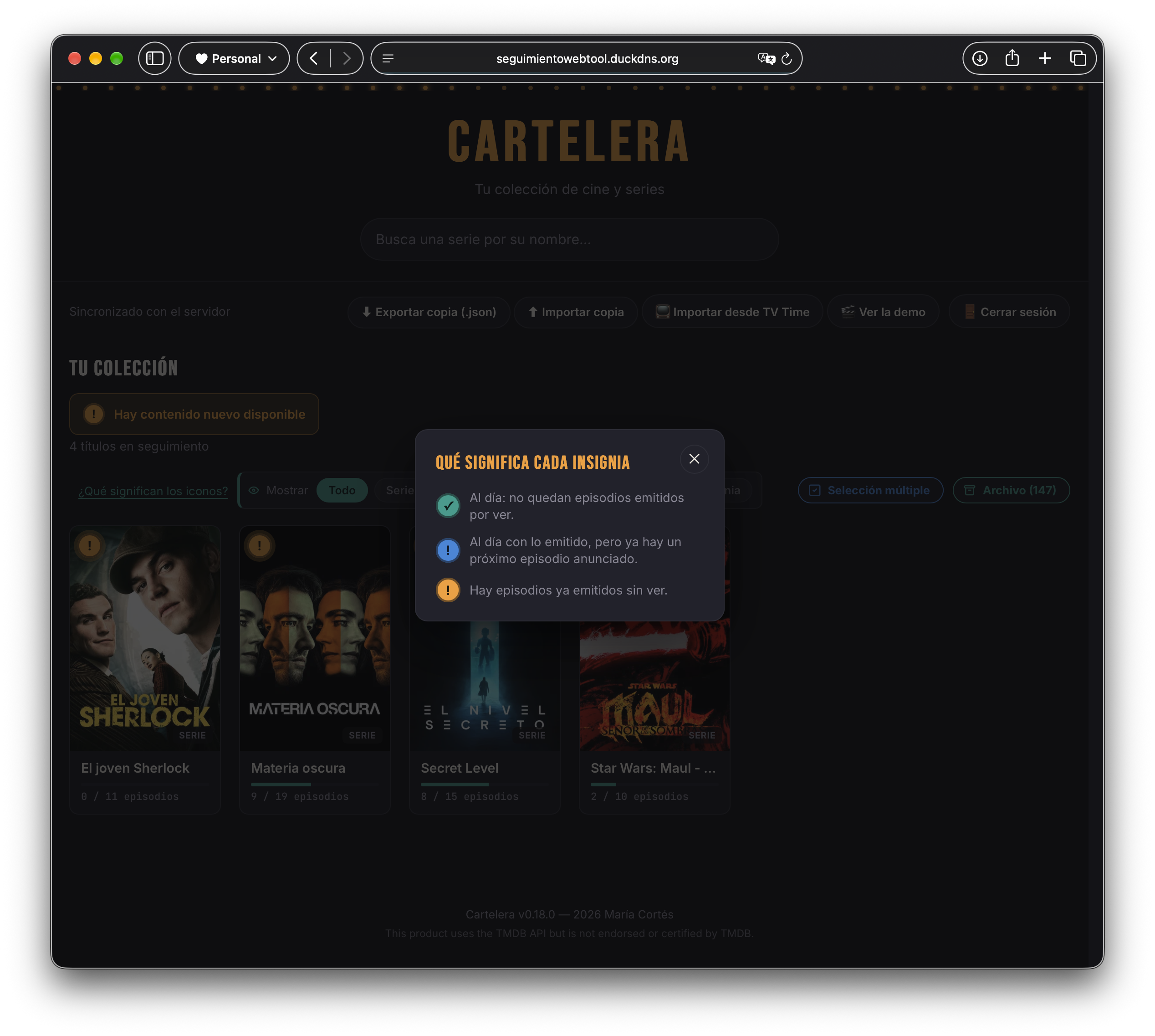 Captura de pantalla de Cartelera, una aplicación web para gestionar una colección de series. La pantalla muestra una ventana emergente con la leyenda de los iconos o insignias informativas. La información indica: «Qué significa cada insignia». Debajo hay 3 iconos circulares apilados con su significado a la derecha. Para el icono verde con un «visto» en su interior: «Al día: no quedan episodios emitidos por ver». Para el icono azul con un signo de cierre de exclamación, indica: «Al día con lo emitido, pero ya hay un próximo episodio anunciado». Para el último icono, amarillo-anaranjado, indica: «Hay episodios ya emitidos sin ver». En el fondo de la imagen se sigue viendo la pantalla principal de series y películas, pero oscurecida.